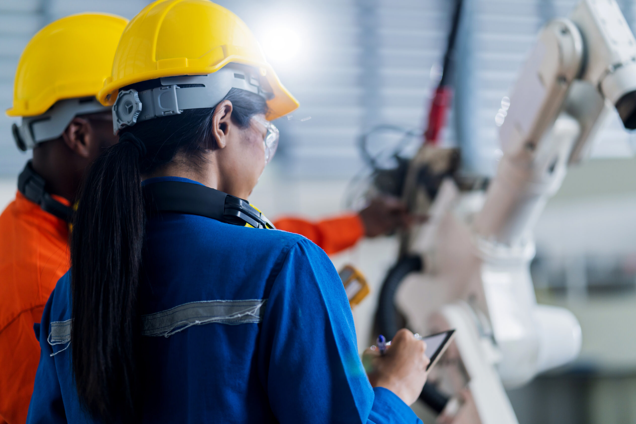 Inspeção técnica e avaliação operacional de célula robotizada industrial.