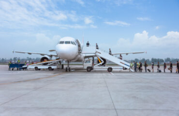 Processo de embarque realizado no pátio do aeroporto com o uso de escadas móveis, um método tradicional utilizado em operações onde mangas de embarque telescópicas não estão disponíveis ou viáveis, exigindo deslocamento externo dos passageiros entre o terminal e a aeronave. Processo de embarque realizado no pátio do aeroporto com o uso de escadas móveis, um método tradicional utilizado em operações onde mangas de embarque telescópicas não estão disponíveis ou viáveis, exigindo deslocamento externo dos passageiros entre o terminal e a aeronave. - Curso Operador Mangas Embarque.