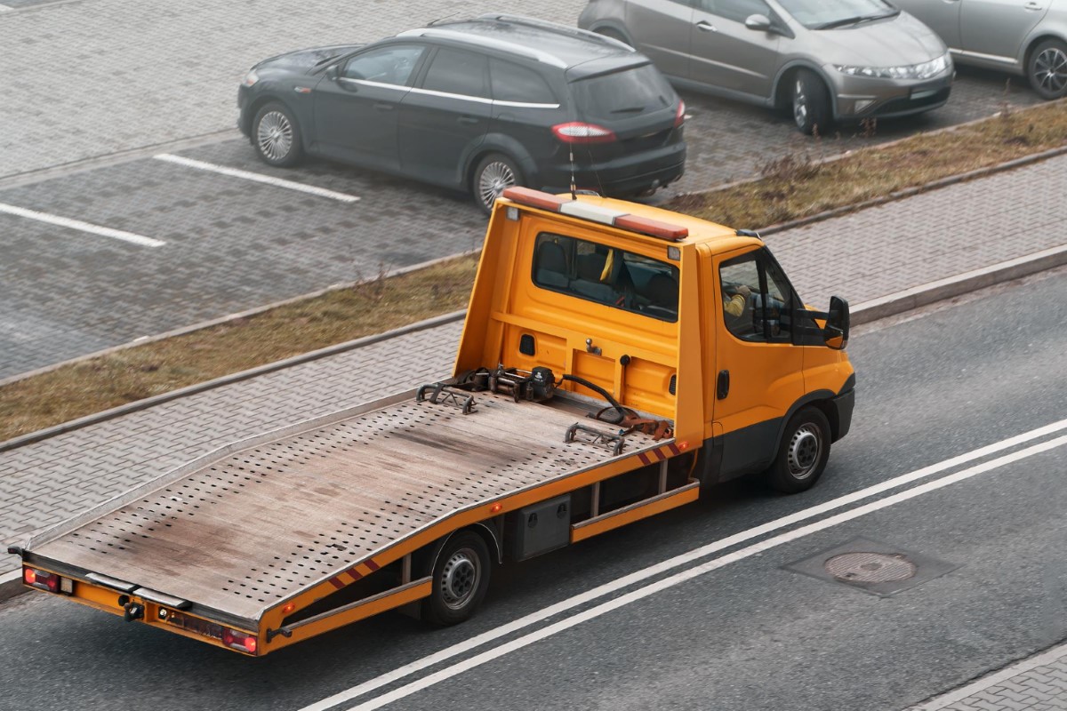 A estrutura da plataforma recebe inspeção constante para garantir alinhamento, atrito adequado e segurança no socorro veicular.
