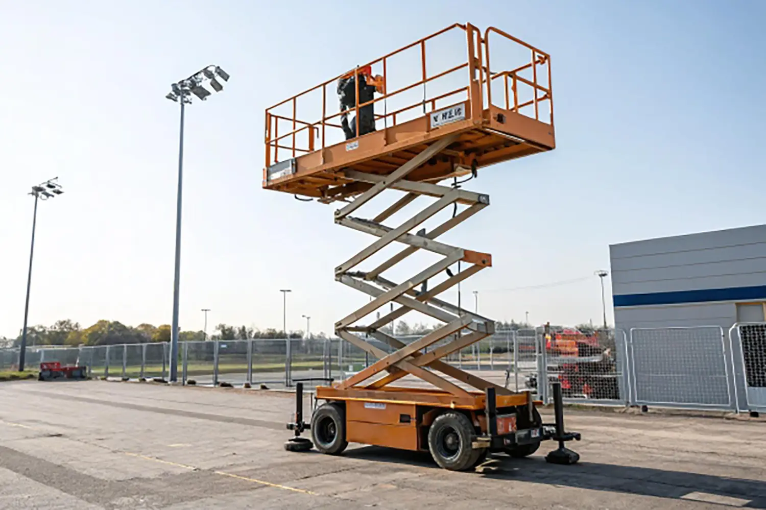 A PTA tipo tesoura eleva com equilíbrio e distribuição uniforme de carga, essencial para tarefas verticais com espaço limi