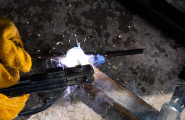 Aplicação precisa de brasagem com eletrodo revestido a técnica garante uma união eficiente e segura dos materiais metálicos em diversos setores industriais. Aplicação precisa de brasagem com eletrodo revestido a técnica garante uma união eficiente e segura dos materiais metálicos em diversos setores industriais. - Curso Processo Soldagem Avançado.