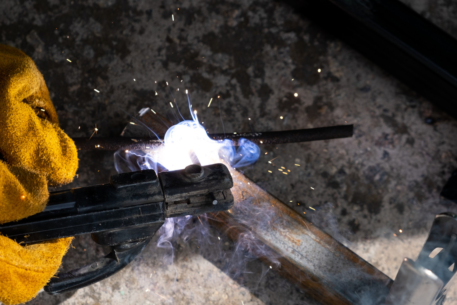 Aplicação precisa de brasagem com eletrodo revestido a técnica garante uma união eficiente e segura dos materiais metálicos em diversos setores industriais. - Curso Processo Soldagem Avançado.