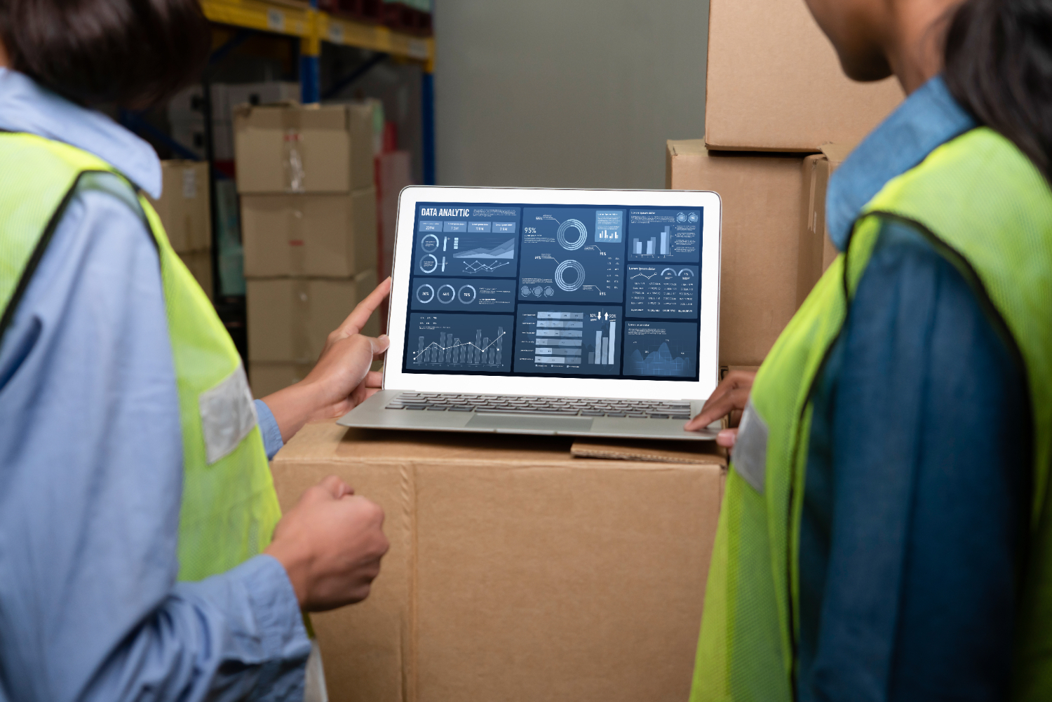 Representação digital de compliance no setor logístico, destacando elementos como documentação, equipe, normas e controle, demonstrando integração com tecnologia para garantir a conformidade. - Curso Compliance Gestão de Riscos.
