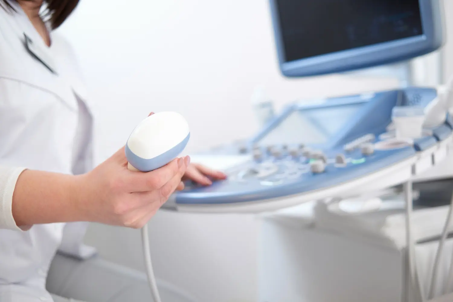 Checagem manual de transdutor ultrassônico. Avaliar conectividade e sensibilidade do cabeçote é parte do checklist de manutenção preventiva e detectiva.