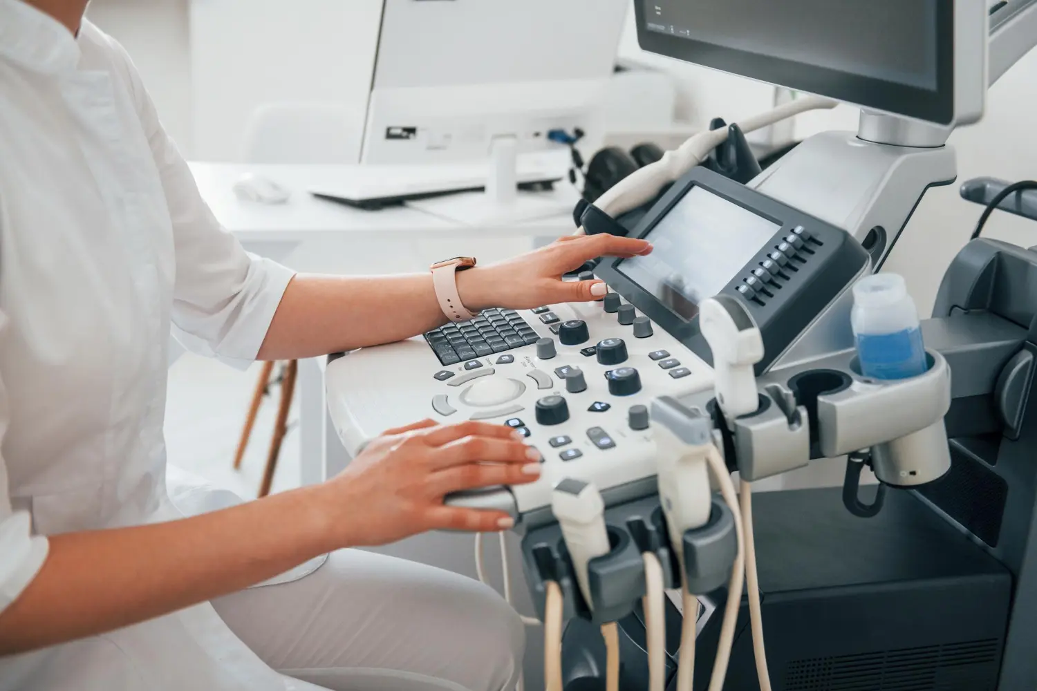 Painel de controle e múltiplos transdutores conectados: organização e inspeção periódica garantem precisão e prolongam a vida útil do equipamento de ultrassom.