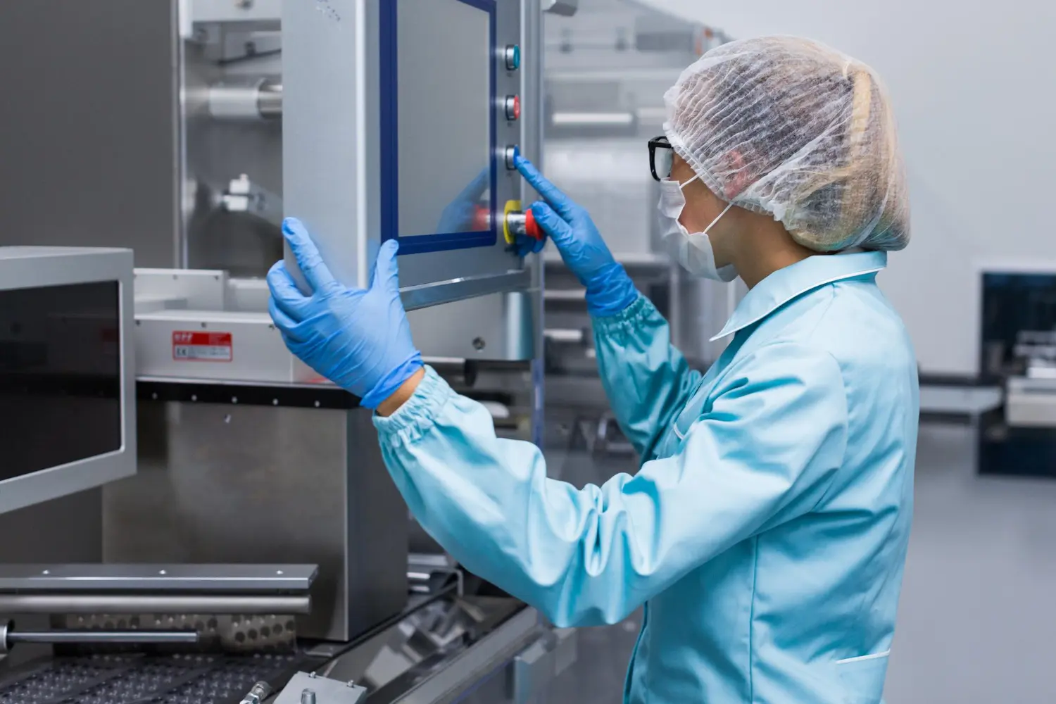 Técnico ajustando sistema médico sob protocolos da NBR IEC 60601.