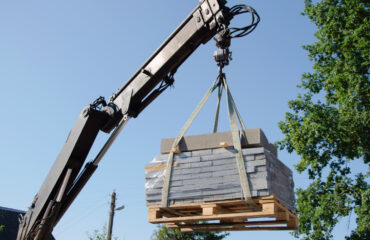 Teste de carga em equipamento de içamento avaliação da resistência das cintas de tração e do gancho durante a elevação de paletes com carga simulada. - Curso Teste de Carga Tração.