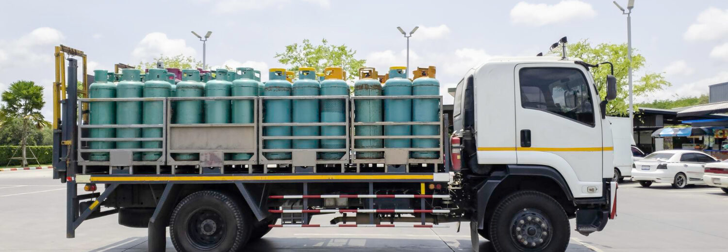 O objetivo do Curso Transporte de Cilindros de Gases é capacitar os participantes a realizarem o transporte seguro, eficiente e conforme a legislação vigente, garantindo a integridade dos cilindros e minimizando os riscos associados ao manuseio e deslocamento. Além disso, busca conscientizar sobre os perigos potenciais, ensinar práticas adequadas de movimentação, fixação e armazenamento, bem como preparar os profissionais para identificar irregularidades e responder adequadamente a situações de emergência, promovendo a segurança de pessoas, equipamentos e do ambiente.