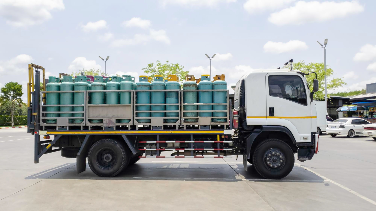 O objetivo do Curso Transporte de Cilindros de Gases é capacitar os participantes a realizarem o transporte seguro, eficiente e conforme a legislação vigente, garantindo a integridade dos cilindros e minimizando os riscos associados ao manuseio e deslocamento. Além disso, busca conscientizar sobre os perigos potenciais, ensinar práticas adequadas de movimentação, fixação e armazenamento, bem como preparar os profissionais para identificar irregularidades e responder adequadamente a situações de emergência, promovendo a segurança de pessoas, equipamentos e do ambiente.