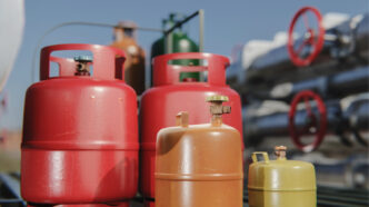 O objetivo do Curso Cilindro Gases com base na NBRNM-ISO11439 é estabelecer os requisitos mínimos para cilindros leves, recarregáveis, destinados exclusivamente ao armazenamento a bordo de gás natural comprimido a alta pressão, utilizado como combustível para veículos automotores. A norma especifica que as condições de serviço não abrangem cargas externas que podem ocorrer em caso de colisões entre veículos, e inclui cilindros de aço sem costura, ligas de alumínio sem costura ou materiais não metálicos, com qualquer design ou método de fabricação adequado às condições de serviço especificadas.