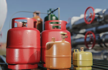 Cilindros de gases industriais em diferentes tamanhos e cores, indicados para aplicações como extinção de incêndios, processos industriais e sistemas de segurança, com identificação visual do conteúdo e finalidade. O objetivo do Curso Cilindro Gases com base na NBRNM-ISO11439 é estabelecer os requisitos mínimos para cilindros leves, recarregáveis, destinados exclusivamente ao armazenamento a bordo de gás natural comprimido a alta pressão, utilizado como combustível para veículos automotores. A norma especifica que as condições de serviço não abrangem cargas externas que podem ocorrer em caso de colisões entre veículos, e inclui cilindros de aço sem costura, ligas de alumínio sem costura ou materiais não metálicos, com qualquer design ou método de fabricação adequado às condições de serviço especificadas.