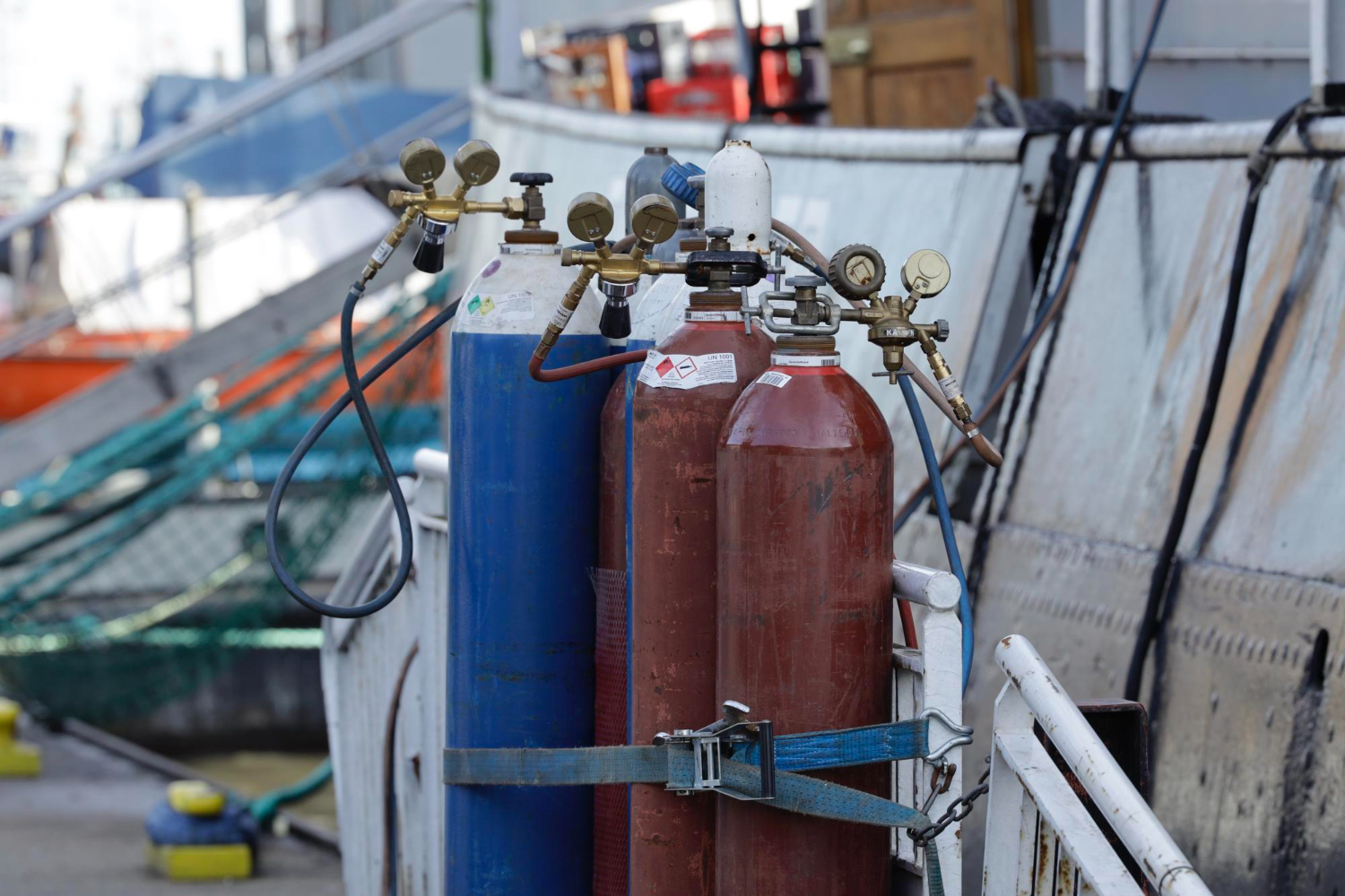 Conjunto de cilindros de gases comprimidos com reguladores e conexões instalados em estrutura portátil. <yoastmark class=