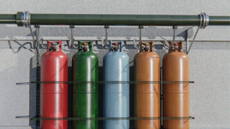 Estrutura de armazenamento fixa para cilindros de gases industriais, com suporte metálico e sistema de retenção, garantindo segurança e acessibilidade para abastecimento ou uso em processos industriais. - Curso Cilindro Oxigênio/Acetileno