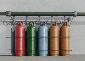 Estrutura de armazenamento fixa para cilindros de gases industriais, com suporte metálico e sistema de retenção, garantindo segurança e acessibilidade para abastecimento ou uso em processos industriais. - Curso Cilindro Oxigênio/Acetileno