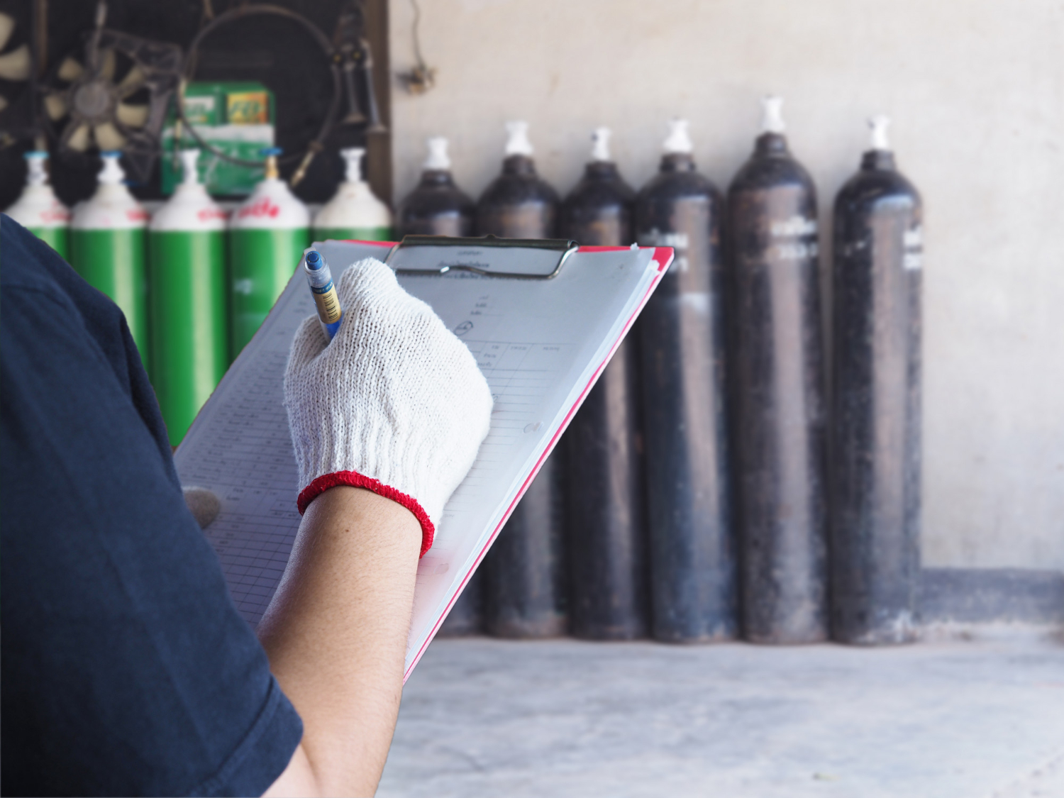 Registro de verificação de cilindros de gás GLP (gás liquefeito de petróleo) dispostos em estoque. Garantia da conformidade no armazenamento para evitar riscos operacionais. - Curso Legislação Cilindros Gases.