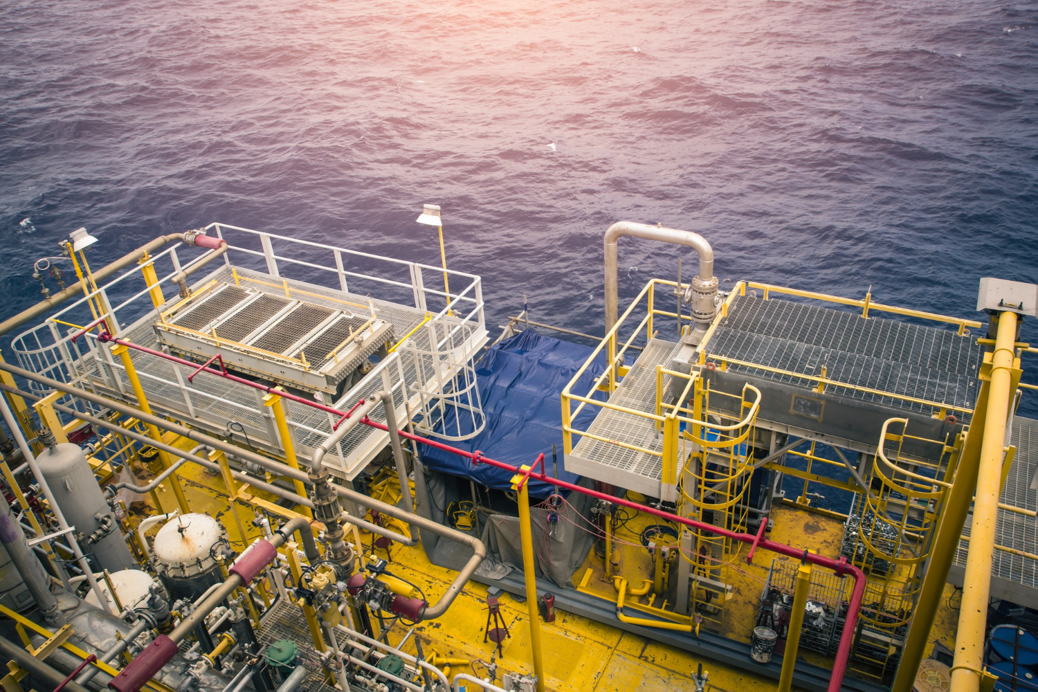 O objetivo do curso NFPA 306 para sistemas de gás em embarcações é capacitar os participantes a compreender e aplicar as normas e diretrizes estabelecidas pela NFPA 306 para garantir a segurança no manuseio, armazenamento e operação de sistemas de gás a bordo de embarcações.