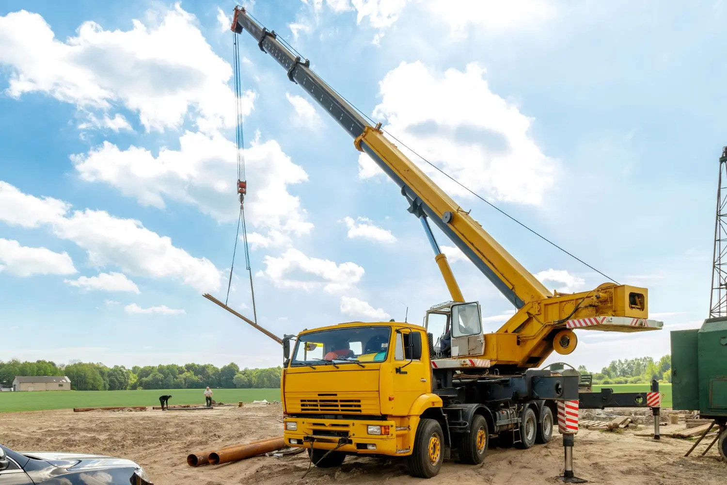 Munck em ação no campo, realizando içamento com precisão e alcance.