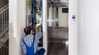 O Curso Instalação Elevador Passageiro tem como objetivo capacitar profissionais para realizar a instalação de elevadores de passageiros, abordando desde a preparação do local até os testes e ajustes finais, de acordo com normas técnicas e de segurança. O curso, portanto, forma instaladores qualificados para executar todas as etapas com segurança e precisão, garantindo eficiência, segurança e conformidade com os padrões do setor.