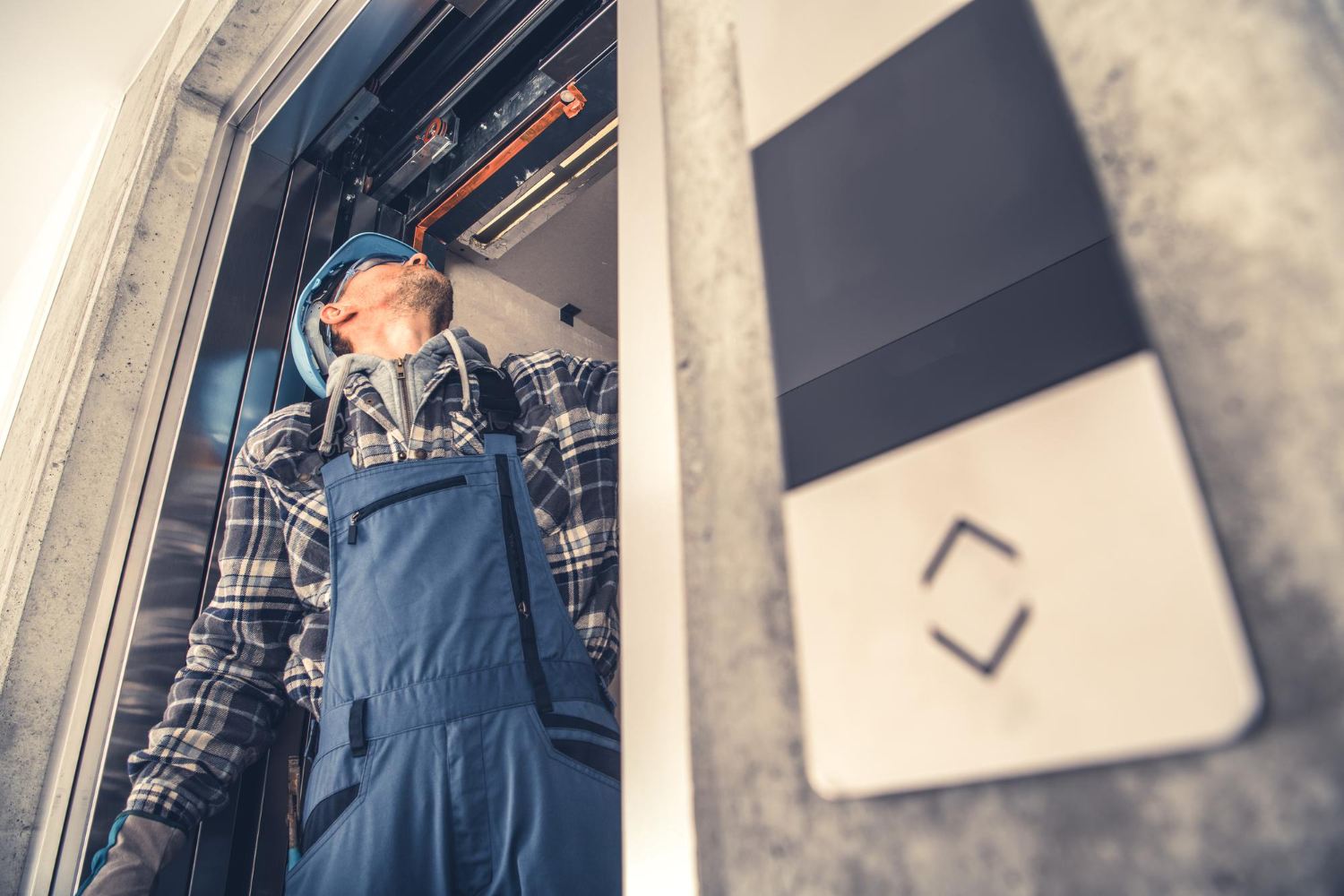 O curso de Instalação de Elevador de Passageiro foi desenvolvido, portanto, para atender à crescente demanda por profissionais qualificados no setor de transporte vertical. A instalação correta de elevadores, assim, é um fator crucial para garantir a segurança, o conforto e a eficiência de edificações residenciais, comerciais e industriais.
