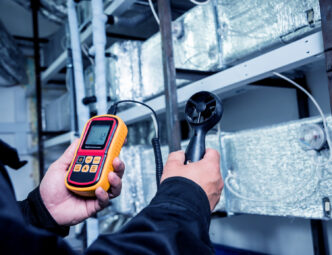 O teste de abalo sísmico avalia a resistência de estruturas, materiais e equipamentos quando submetidos a movimentos sísmicos, simulados em mesas vibratórias para identificar vulnerabilidades. É essencial para garantir que edifícios, pontes e infraestruturas importantes estejam seguros em áreas sujeitas a terremotos.