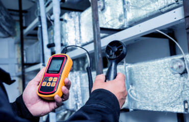 Tete de Abalo Sísmico e Vibrações O teste de abalo sísmico avalia a resistência de estruturas, materiais e equipamentos quando submetidos a movimentos sísmicos, simulados em mesas vibratórias para identificar vulnerabilidades. É essencial para garantir que edifícios, pontes e infraestruturas importantes estejam seguros em áreas sujeitas a terremotos.