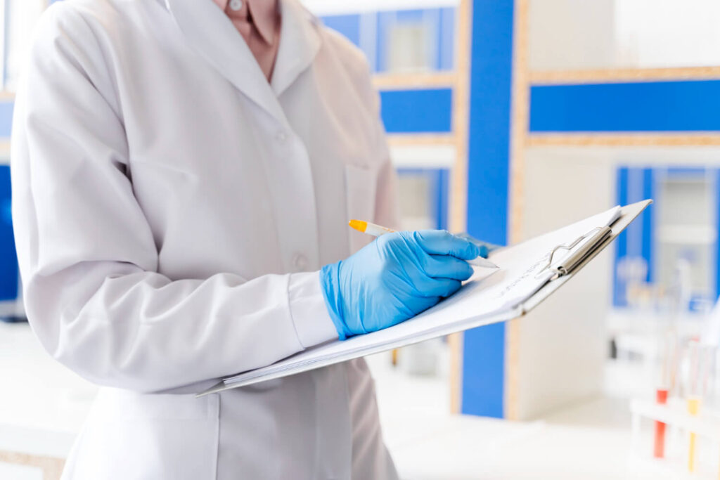 Entenda os riscos, as precauções e as normas essenciais na elaboração de FDS para proteger sua equipe e os recursos da empresa. - Curso Como Elaborar FDS