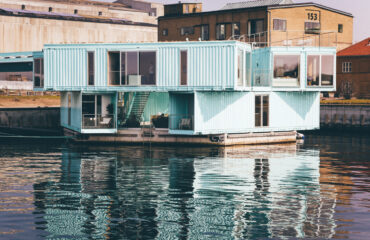 FOTO 01 Residência flutuante construída com contêineres marítimos adaptados