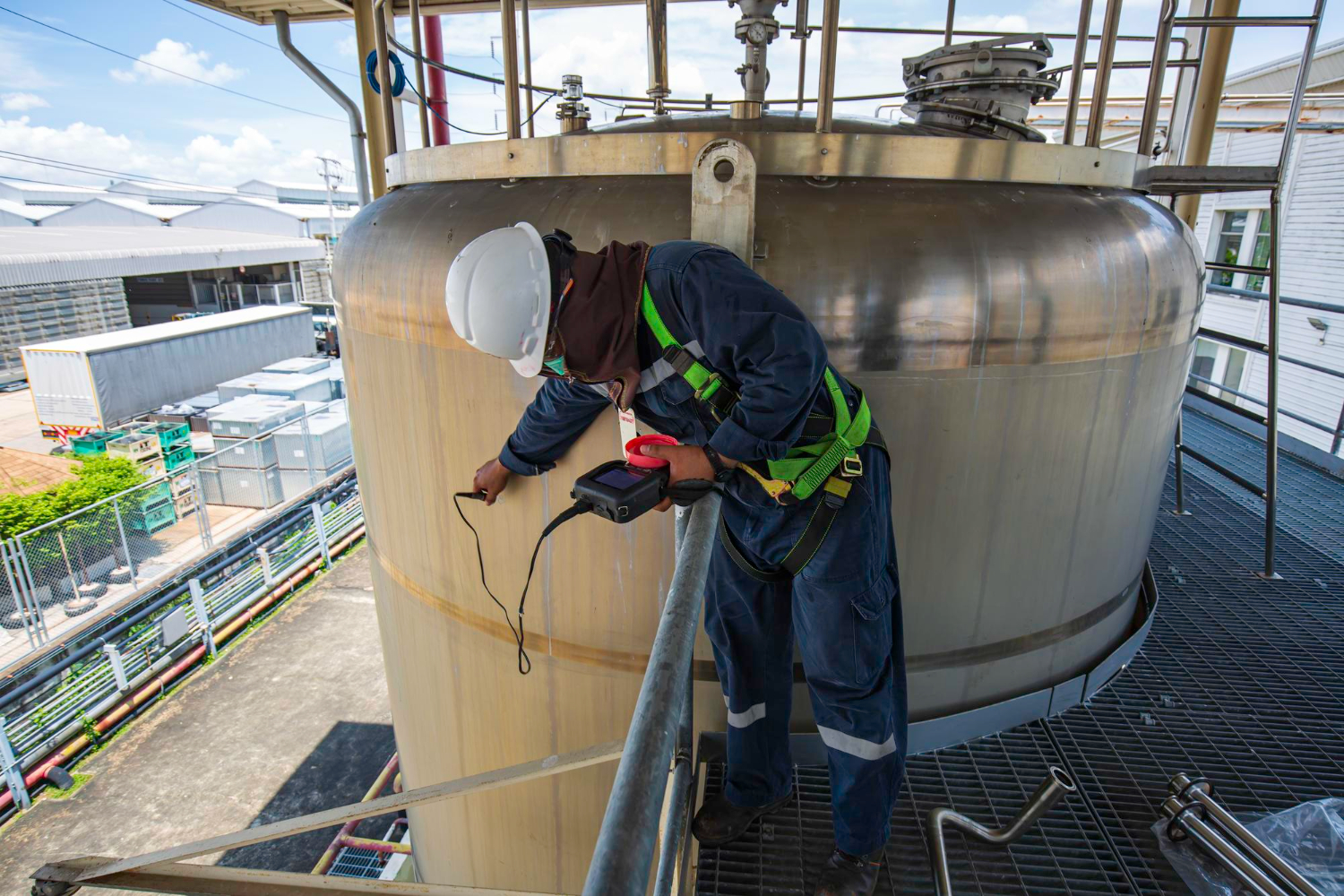 Engenheiro utilizando técnicas de medição ultrassônica para avaliar a espessura do domo do tanque