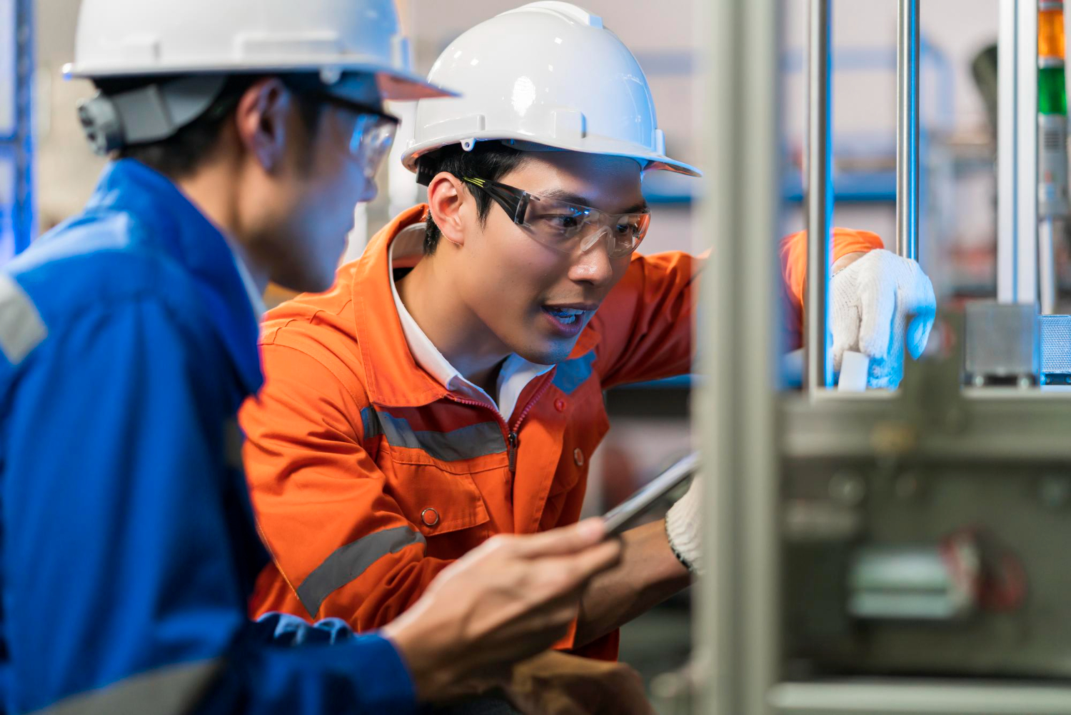 Engenheiros discutindo conformidades e parametros durante inspeção técnica de equipamentos - Laudo Pericial Equipamento