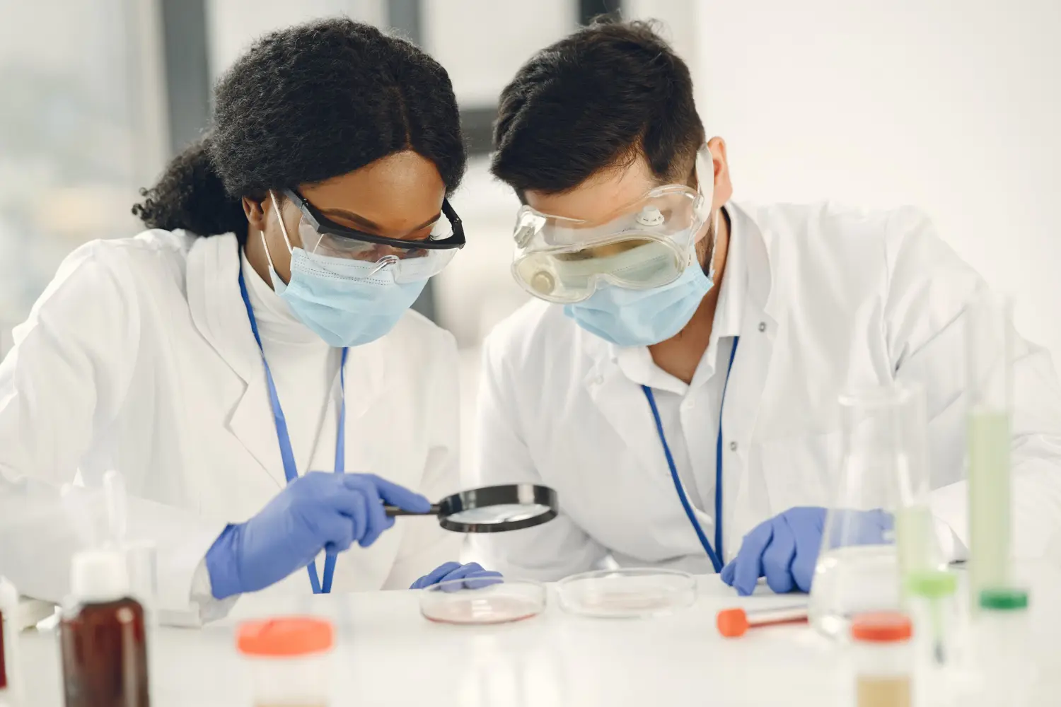 Observação técnica, controle ambiental e rastreabilidade asseguram integridade dos resultados e segurança ocupacional.