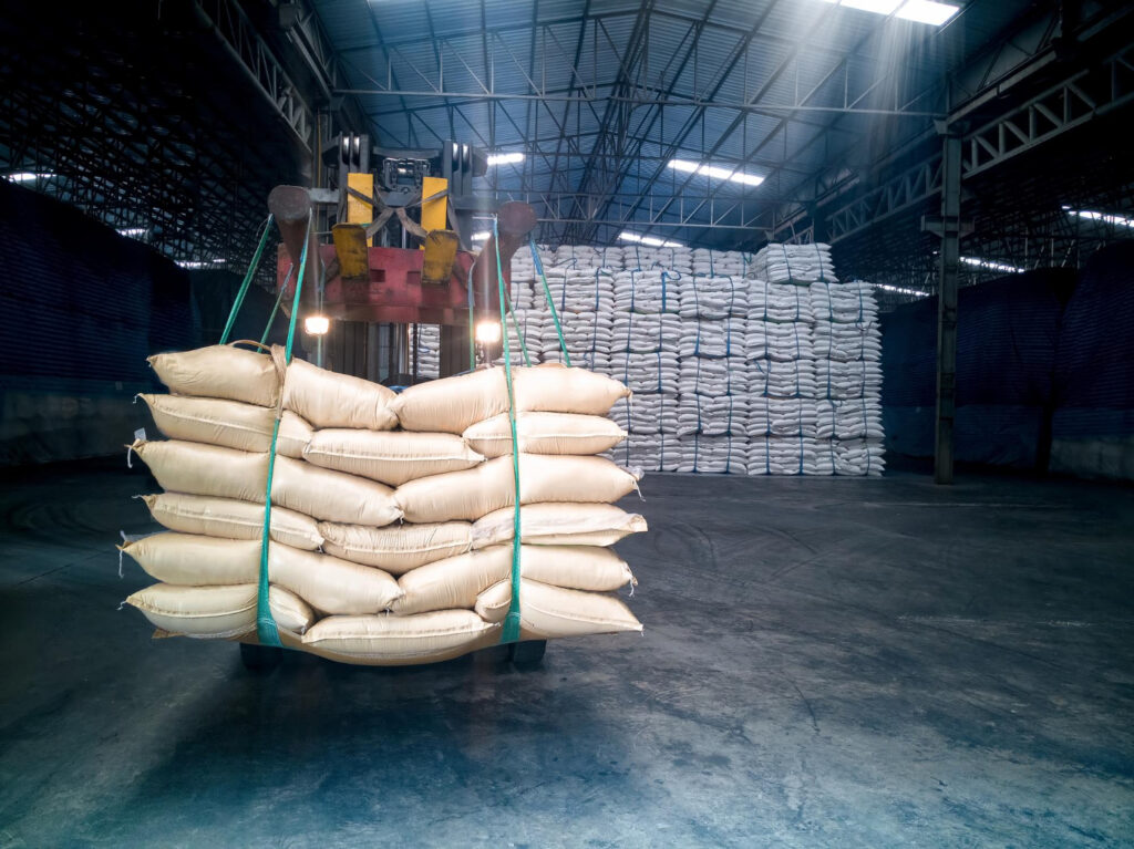 operação de movimentação de carga com empilhadeira em ambiente industrial, mais especificamente em um armazém ou galpão de estocagem - Curso Laudo Movimentação Cargas