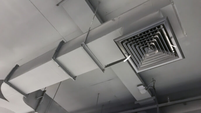 sistema de dutos de ventilação forçada instalado no teto de um ambiente fechado - Curso Laudo Ventilação Cozinhas