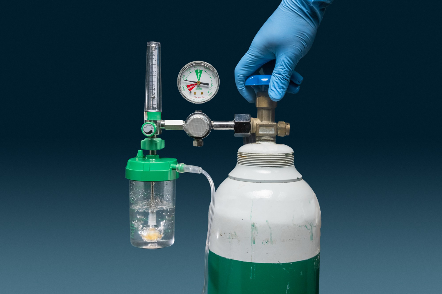 Operação segura de cilindro de oxigênio medicinal com fluxômetro e umidificador. Cada componente deve ser compatível, limpo e livre de contaminantes combustíveis, conforme recomendações.
