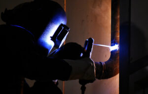 A aplicação de fluxo ajuda a promover a fluidez da liga de enchimento durante o processo de brasagem, evitando a formação de óxidos e garantindo uma união sólida entre as peças metálicas. - Curso CQI 29 - Brasagem.