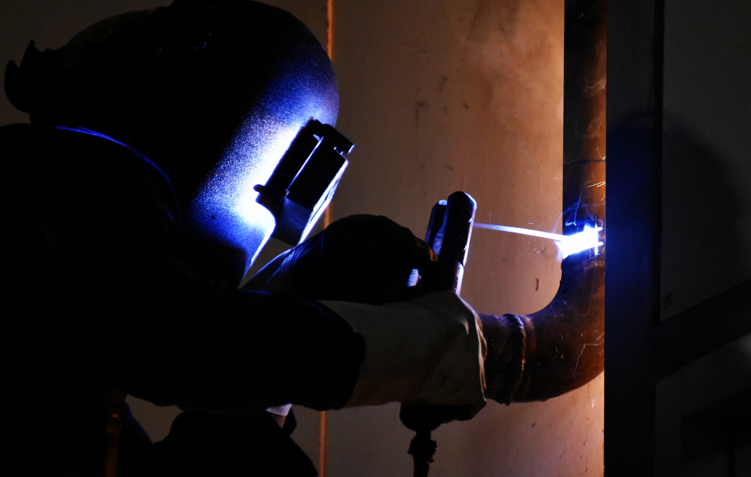 A aplicação de fluxo ajuda a promover a fluidez da liga de enchimento durante o processo de brasagem, evitando a formação de óxidos e garantindo uma união sólida entre as peças metálicas. - Curso CQI 29 - Brasagem.