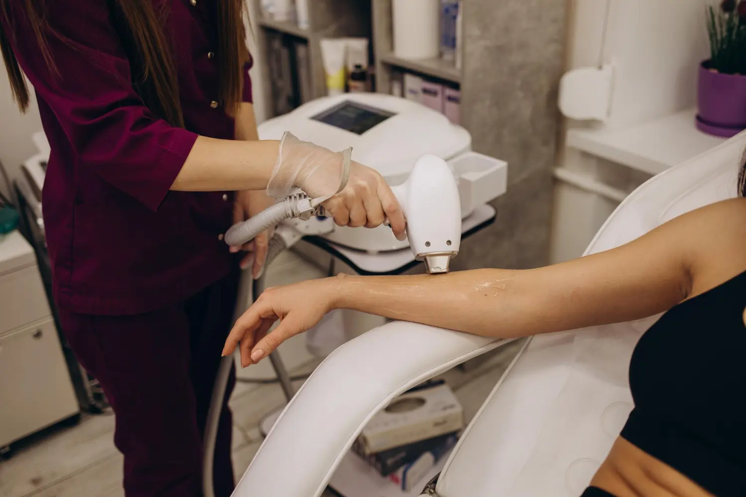 Procedimento estético com equipamento de laser de uso médico em ambiente controlado. A proteção do operador e a calibração correta da intensidade são obrigatórias para evitar danos dérmicos e oculares, conforme diretrizes da IEC 60601 e IEC 60825-1.