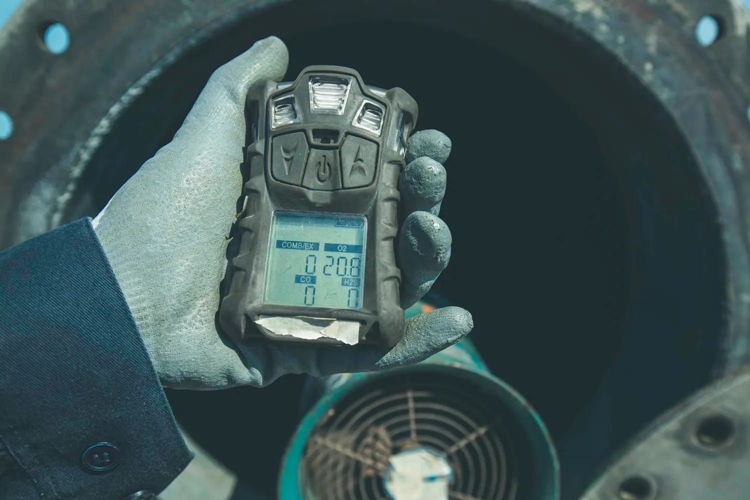 Medição atmosférica e verificação de gases inflamáveis e tóxicos para definição de limites de explosividade.