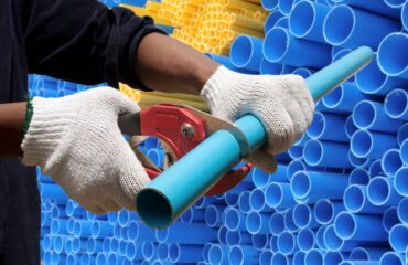 Corte técnico de tubulação plástica com ferramenta adequada precisão no encaixe evita falhas na vedação e assegura desempenho em instalações pressurizad