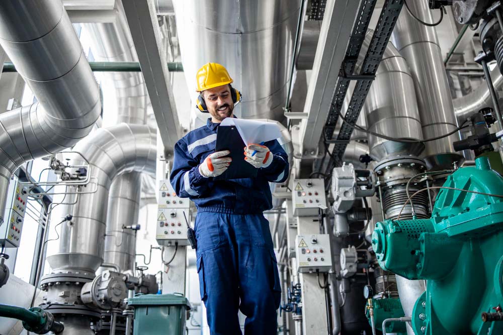 Técnico analisa instruções em prancheta - Laudo de Temperatura Ambiente - Stress Térmico