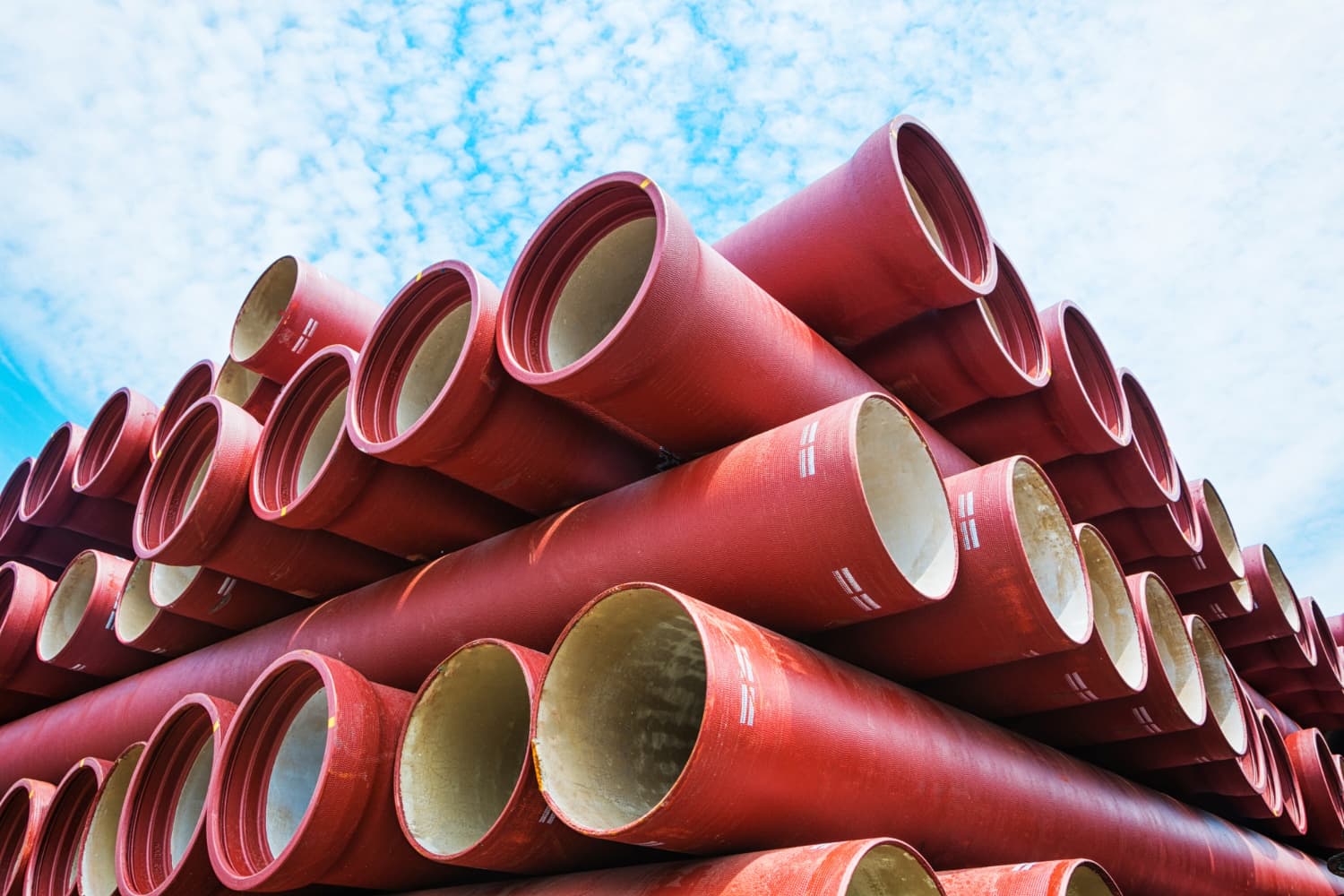 Tubos PRFV industriais prontos para instalação – resistência química e mecânica ideal para sistemas de transporte de fluidos agressivos ou redes de grande diâmetro.
