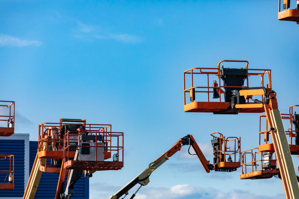 Guindaste elevado no local de construção. - Laudo de Máquinas Telescópicas