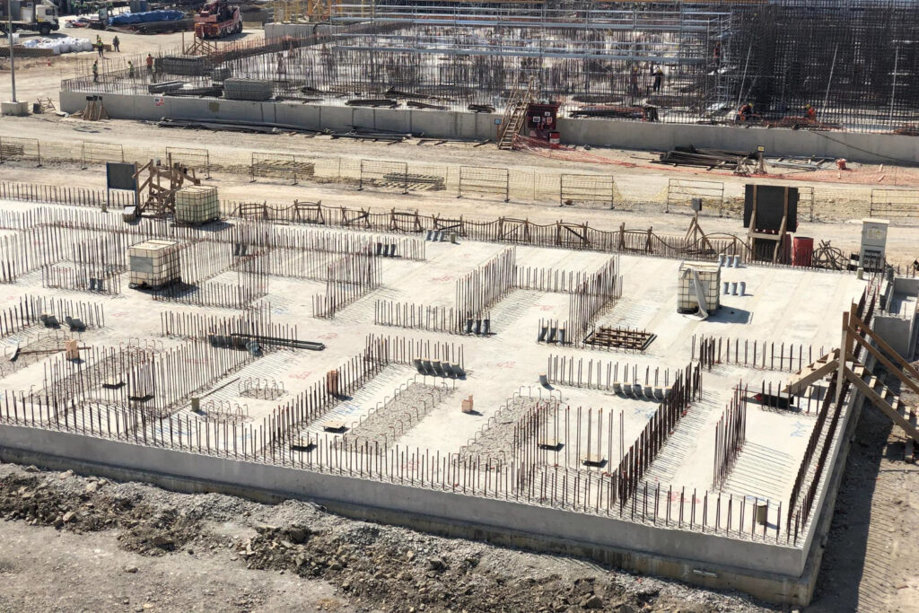 Estrutura base de uma construção com concreto seco em sua fase inicial. - Laudo Maturidade do Concreto