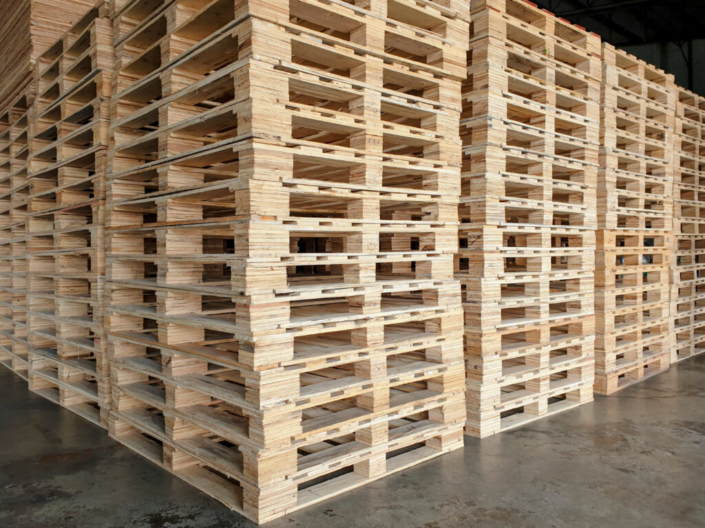 Estoque de pallets de madeira para transporte. - Curso Laudo de Pallets