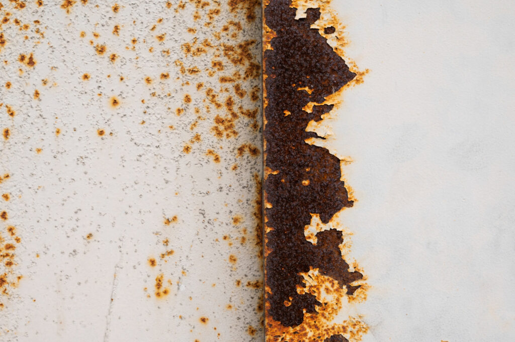 Estrutura de metal com tinta em degradação. - Ensaio Aderência Tinta Seca