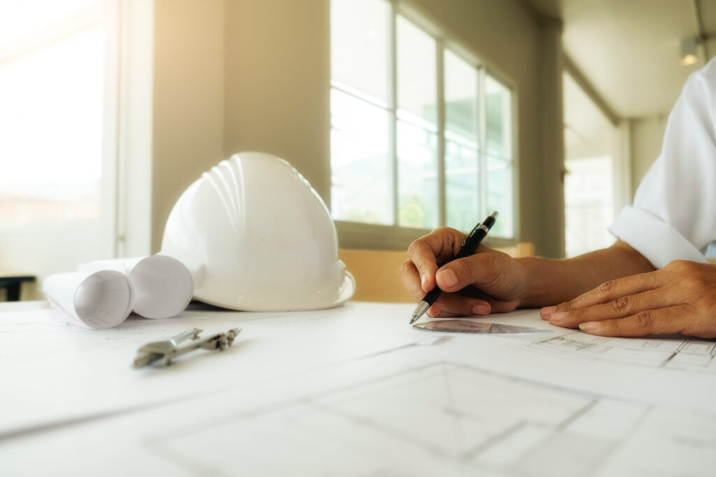 Planejamento de ensaios sendo realizado por engenheiro. - Ensaios Prova Carga Estatíca
