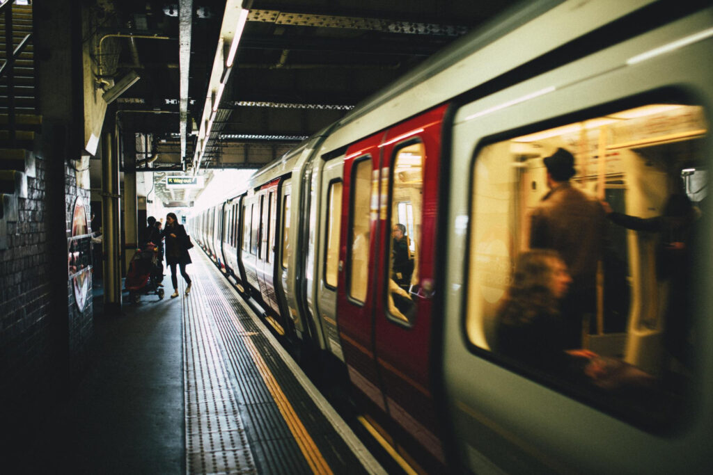 Plataforma de embarque de uma estação de trem, momento de saída da estação - Curso Laudo Vibração Ambiental
