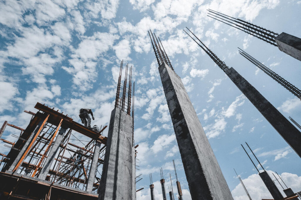 Estrutura de uma obra em andamento, pilares de concreto e armação de ferro. - Laudo Maturidade do Concreto