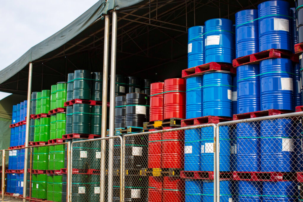 Área de armazenamento de produtos químicos. Armazenamento Produtos Químicos NBR17160