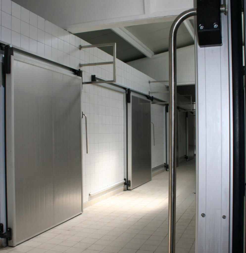 Área ao ar livre com estruturas de concreto e arvores ao redor em temperaturas frias - Laudo Concreto Refrigerado