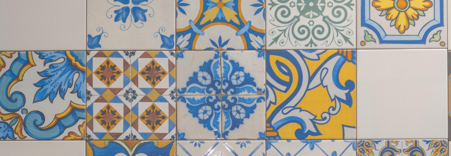 Parede em material de cerâmica decorativa estilo mosaico - Laudo de Materiais Cerâmicos